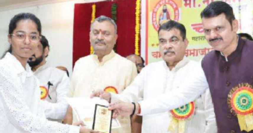 चर्मकार समाजातील गुणवंत विद्यार्थ्यांचा सत्कार