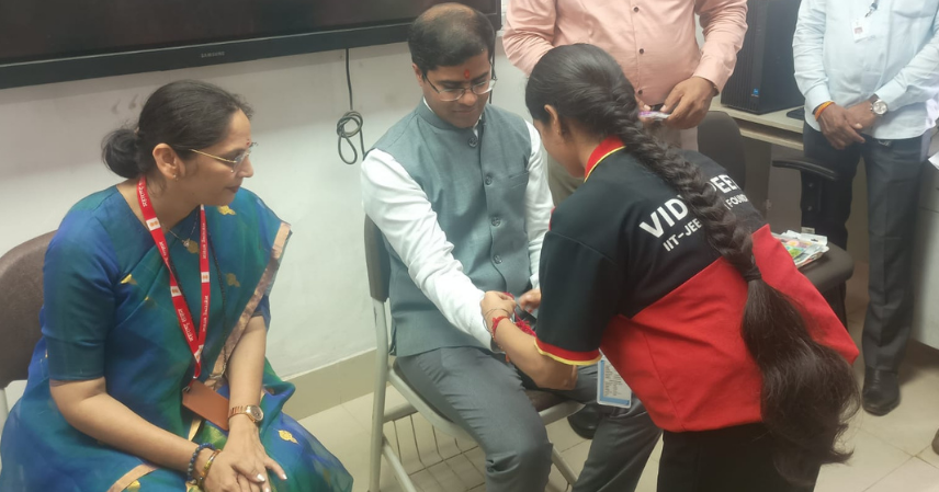 विद्यार्थिनींनी बांधली कृतज्ञतेची राखी पिसे आश्रमशाळेत जिल्हाधिकारी डॉ. श्रीकृष्ण पांचाळ यांच्याकडून 'जेईई-नीट'चे धडे