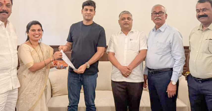 आणि त्या काळातील नौदल सामर्थ्य यांची माहिती देणारे एक अभ्यासपूर्ण स्मारक उभारण्याचा प्रयत्न आहे. आरमारातील विविध जहाजांच्या भव्य प्रतिकृती उभारून त्यातून छत्रपती शिवाजी महाराजांच्या सागरी धोरणाची माहिती नागरिकांना अनुभवता यावी, अशी संकल्पना आहे. या स्मारकासाठी योग्य जागा, उपलब्ध क्षेत्रफळ, परिसराचा विकास, स्मारकाची रचना आणि आवश्यक सुविधांचा अभ्यास करण्याचे निर्देश देण्यात आले आहेत. नागरिकांच्या मागणीनुसार प्रस्तावित या स्मारकाच्या माध्यमातून छत्रपती शिवाजी महाराजांचा आरमाराचा इतिहास पुढील पिढ्यांपर्यंत पोहोचविण्याचा प्रयत्न केला जाणार आहे.