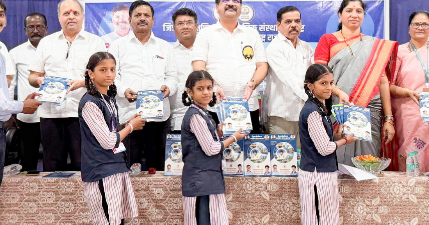 जिजाऊ शैक्षणिक व सामाजिक संस्थेच्या वतीने आनगाव येथील विद्यार्थ्यांना वह्यांचे वाटप