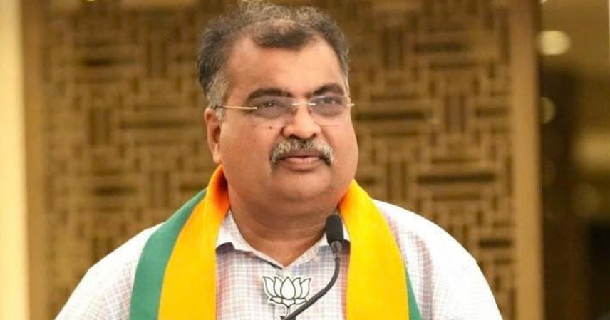 आपल्या भाषणात देशभरातील विविध राज्यांमध्ये किती वर्षांपासून काँग्रेसचा एकही मुख्यमंत्री झालेला नाही, याचा पाढा वाचला. ते म्हणाले की, 'काँग्रेसने या पराभवानंतर आत्मचिंतन करण्याची आवश्यकता आहे. राहुल गांधी नेते झाल्यापासून देशातील नागरिक वेळोवेळी त्यांच्याविरोधात कौल देत आहेत आणि राहुलजींच्या नेतृत्वात 'इंडिया आघाडी' पुन्हा मोडण्यास सुरुवात झाली आहे.' काँग्रेसच्या या अपयशावर बोट ठेवताना, रविंद्र चव्हाण यांनी पुन्हा एकदा भाजपची भूमिका ठामपणे मांडली आहे.