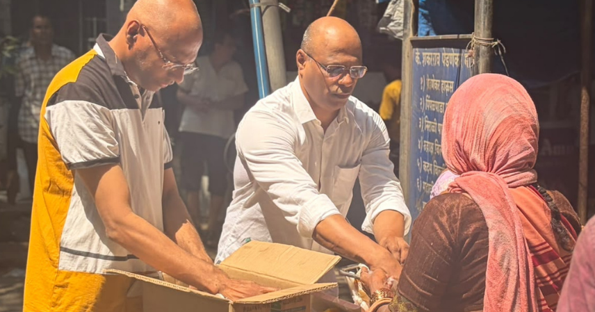 वडिलांच्या तेराव्याच्या जेवणाऐवजी योगेश कोळी व दोन भावांकडून २०० गरजूंना अन्नदान