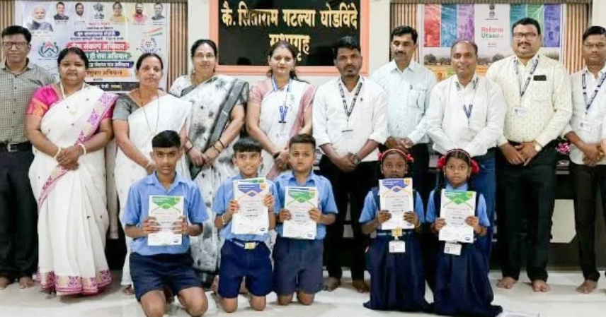 विद्यार्थ्यांना मोफत शिष्यवृत्ती पुस्तक संचाचे वाटप